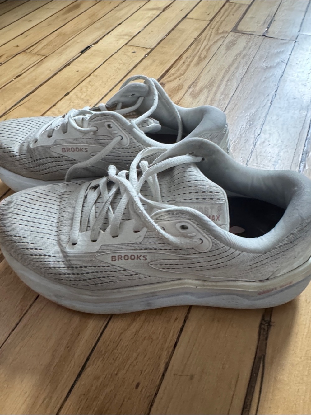 Brooks Women's Light Gray/White Ghost Max-Wide Size 8